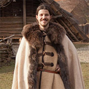 Raně středověký kaftan a plášť, lemovaný ovčí kožešinou