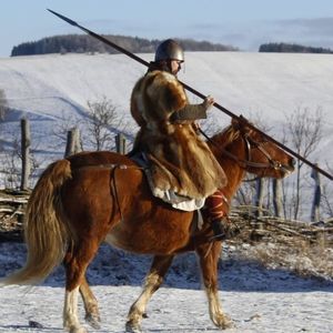 Liščí kožich přes zbroj, inspirováno popisem oděvu Viléma z Kounic v bitvě u Loděnic r. 1185